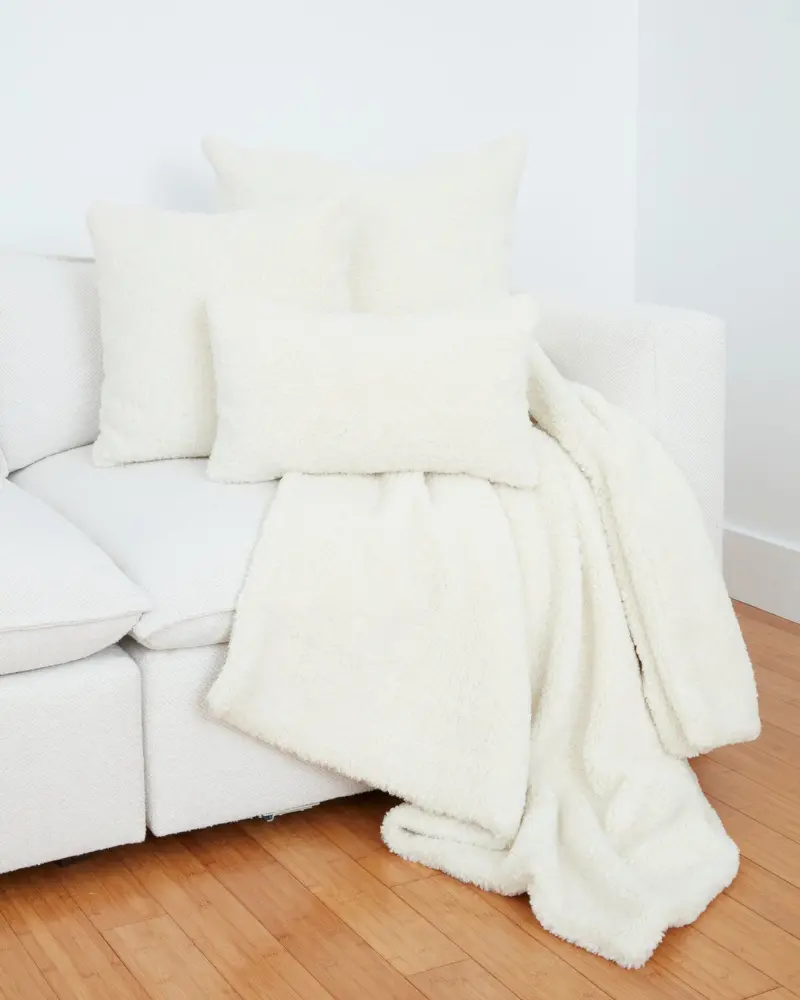Katila Luxe Teddy Faux Shearling Dog Blanket In Blanc 1