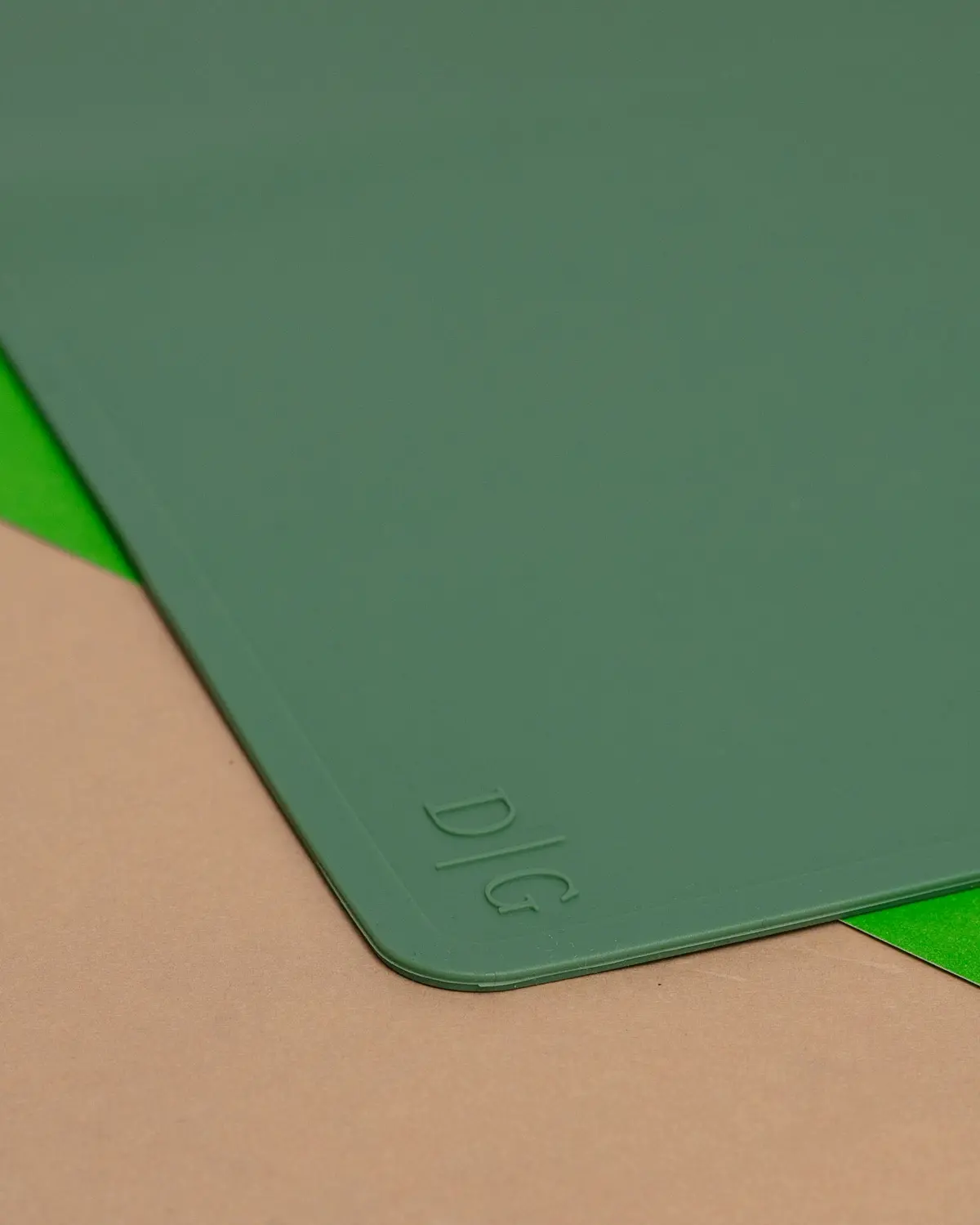 Silicone Feeding Mat In Modern Moss 1