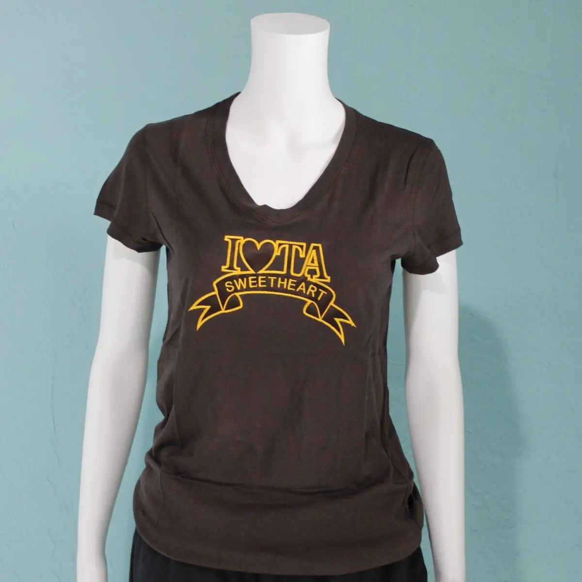 Iota Sweetheart Vneck Banner Tee 1